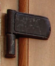 Flag hinge