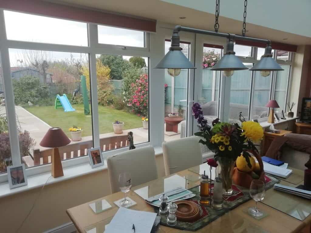 Pendant lighting in bungalow orangery